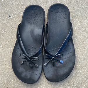 Vionic black bow flip flops